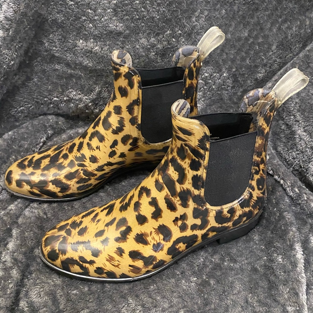 Women’s Banana Republic Animal Print rain boots size 8